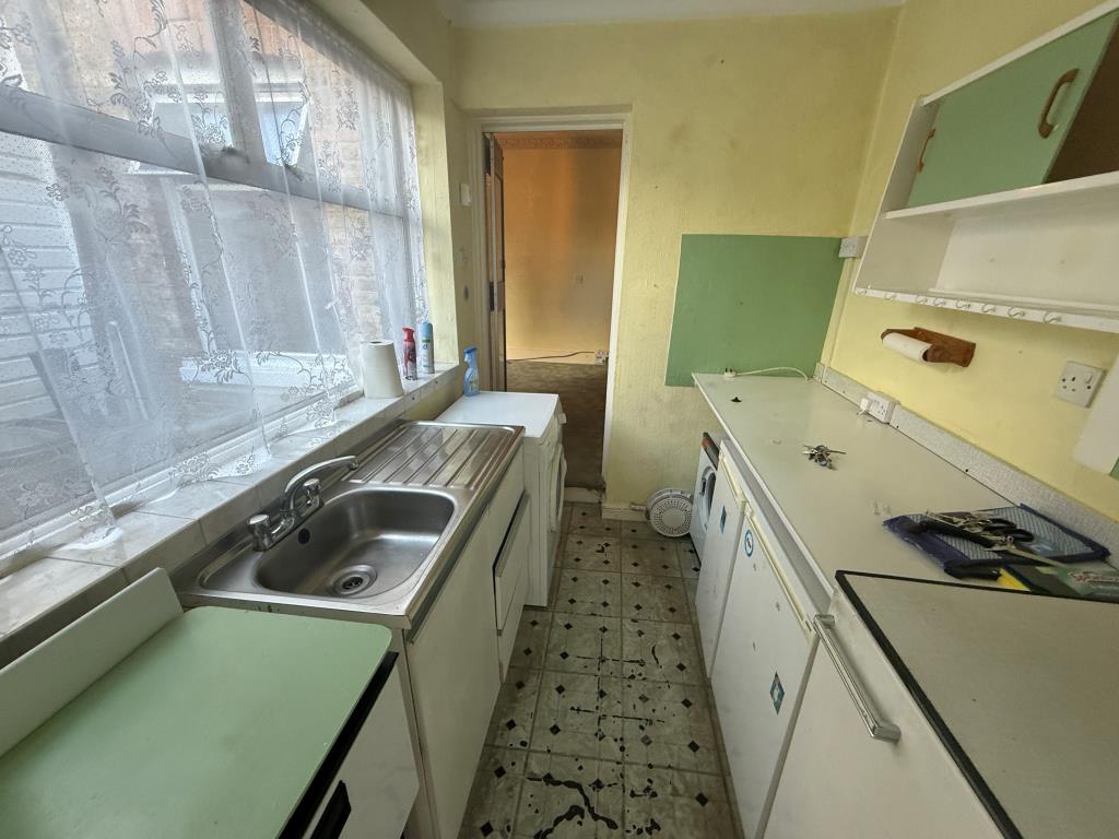 Lot: 87 - END-TERRACE HOUSE FOR REFURBISHMENT - Kitchen